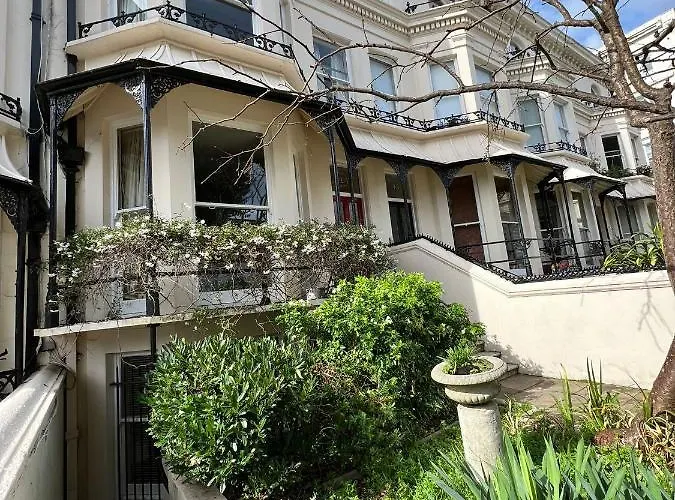 Pretty Studio, 2 Minutes To Beach! Self-Contained.