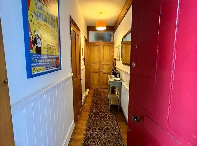 Pretty Studio, 2 Minutes To Beach! Self-Contained.