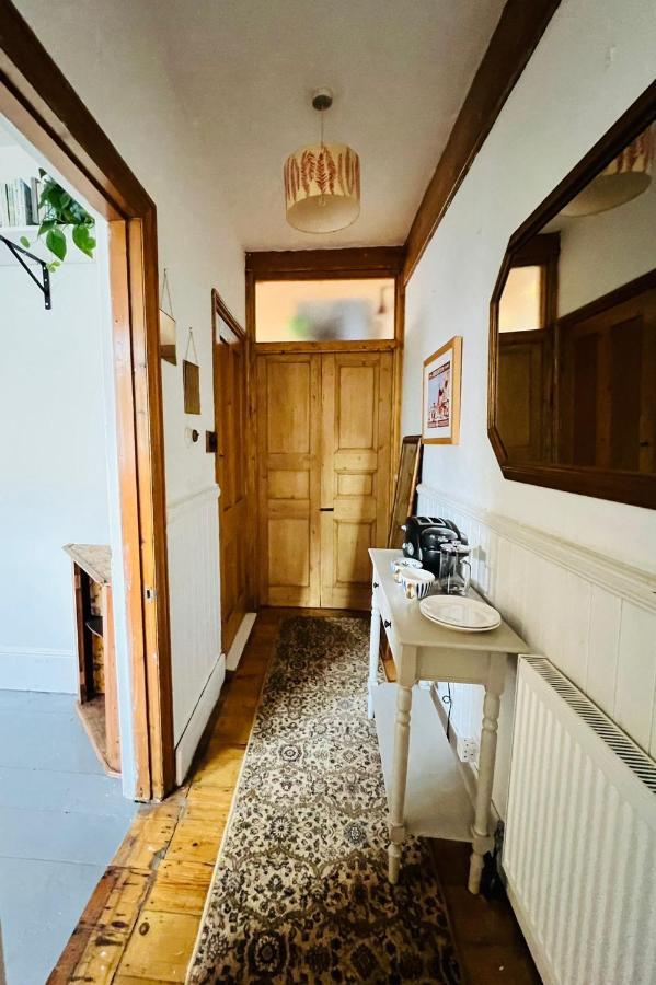 Pretty Studio, 2 Minutes To Beach! Self-contained.